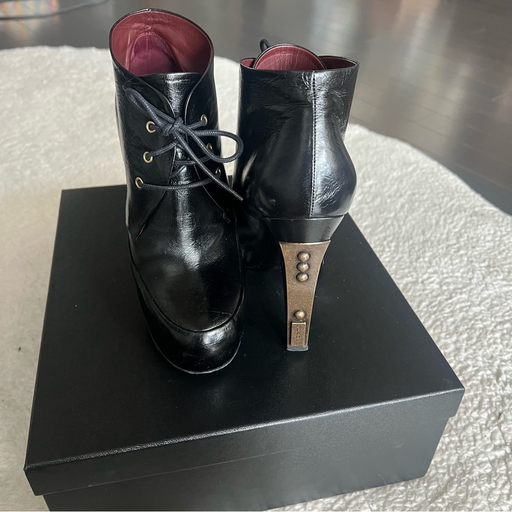 CHANEL Lacets Black Leather Lace Up Round Toe Ankle Boots - SIZE 39.5 - Picture 13 of 13